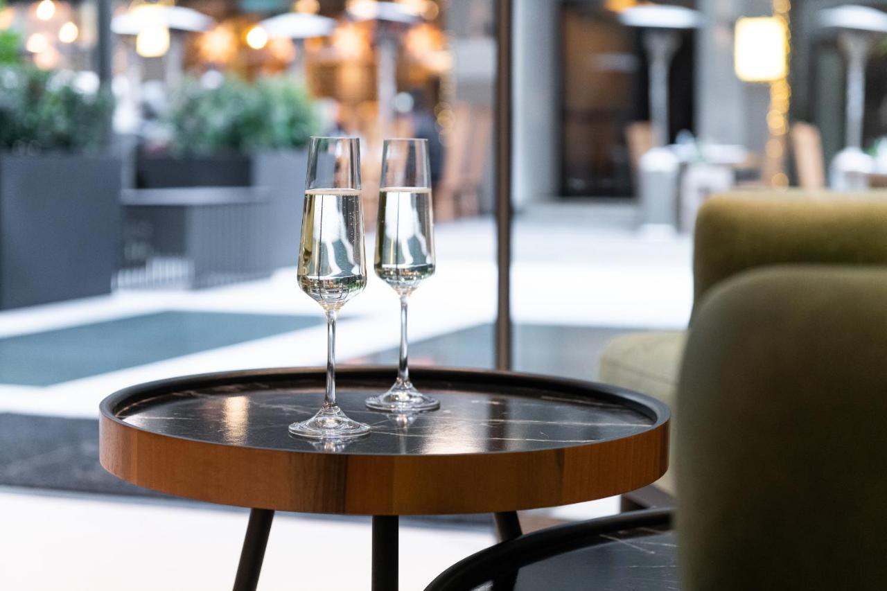 S Hotel Boutique Thessaloníki Exteriör bild Champagne flutes